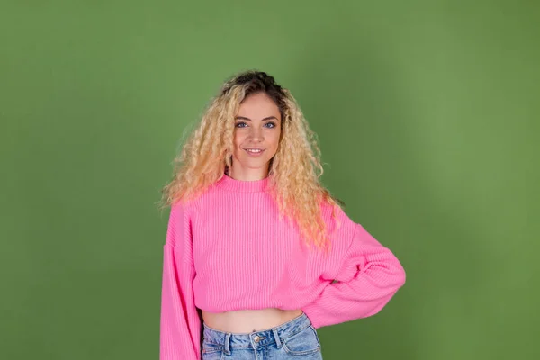 Jonge Blonde Vrouw Met Lang Krullend Haar Roze Trui Groene — Stockfoto