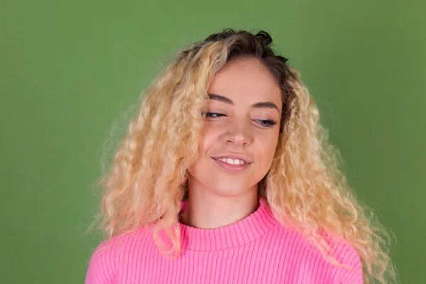 Jonge Blonde Vrouw Met Lang Krullend Haar Roze Trui Groene — Stockfoto