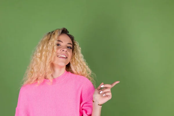 Jovem Mulher Loira Com Cabelos Longos Encaracolados Suéter Rosa Fundo — Fotografia de Stock