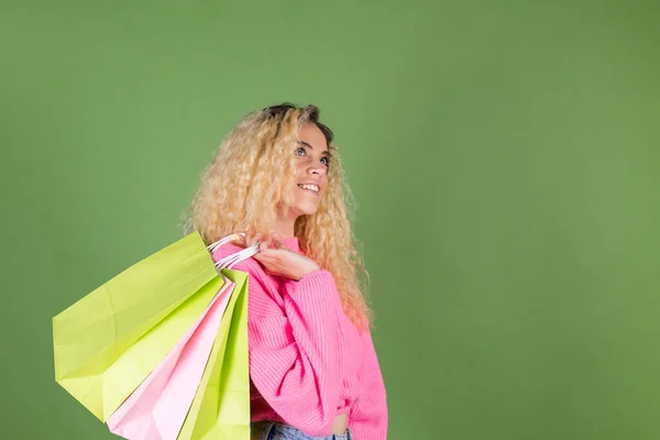 Jovem Mulher Loira Com Cabelos Longos Encaracolados Suéter Rosa Fundo — Fotografia de Stock