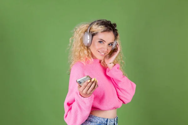 Молодая Блондинка Длинными Вьющимися Волосами Розовом Свитере Зеленом Фоне Счастливый — стоковое фото