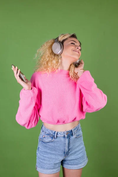 Jonge Blonde Vrouw Met Lang Krullend Haar Roze Trui Groene — Stockfoto