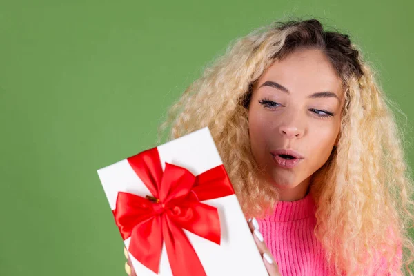 Ung Blond Kvinna Med Långt Lockigt Hår Rosa Tröja Grön — Stockfoto