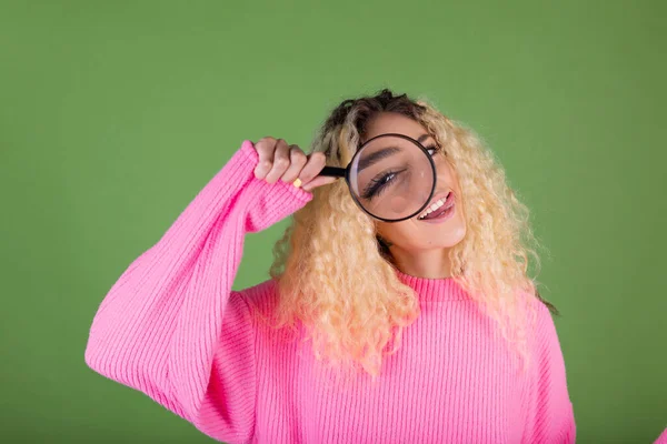 Jovem Loira Com Cabelos Longos Encaracolados Suéter Rosa Fundo Verde — Fotografia de Stock