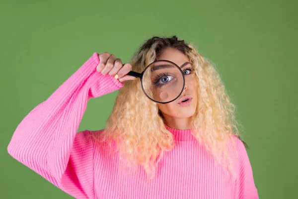 Young Blonde Woman Long Curly Hair Pink Sweater Green Background — Stock Photo, Image