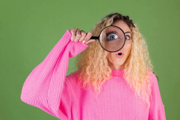 Giovane Donna Bionda Con Lunghi Capelli Ricci Maglione Rosa Sfondo — Foto Stock