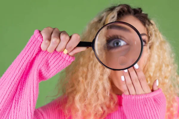 Giovane Donna Bionda Con Lunghi Capelli Ricci Maglione Rosa Sfondo — Foto Stock