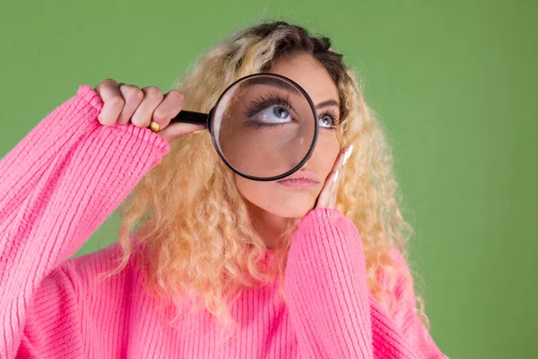 Giovane Donna Bionda Con Lunghi Capelli Ricci Maglione Rosa Sfondo — Foto Stock