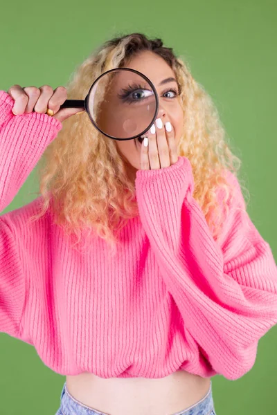 Jonge Blonde Vrouw Met Lang Krullend Haar Roze Trui Groene — Stockfoto