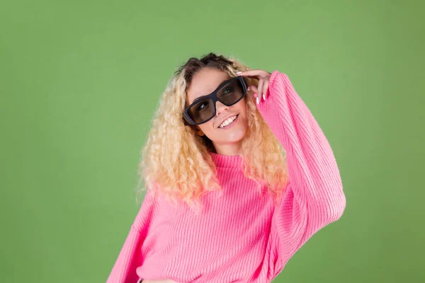 Jovem Mulher Loira Com Cabelos Longos Encaracolados Suéter Rosa Fundo — Fotografia de Stock