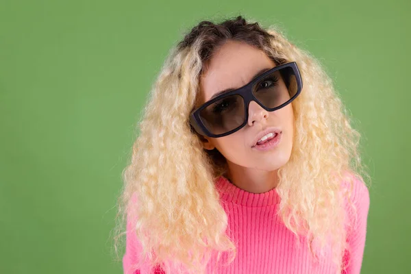 Молодая Блондинка Длинными Вьющимися Волосами Розовом Свитере Зеленом Фоне Кино — стоковое фото
