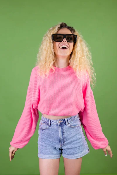 Jonge Blonde Vrouw Met Lang Krullend Haar Roze Trui Groene — Stockfoto