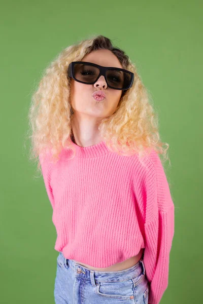 Jovem Mulher Loira Com Cabelos Longos Encaracolados Suéter Rosa Fundo — Fotografia de Stock