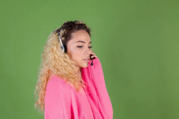 Jonge Blonde Vrouw Met Lang Krullend Haar Roze Trui Groene — Stockfoto