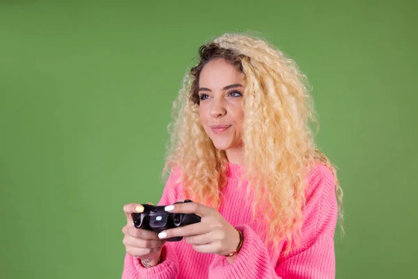 Jovem Mulher Loira Com Cabelos Longos Encaracolados Suéter Rosa Fundo — Fotografia de Stock