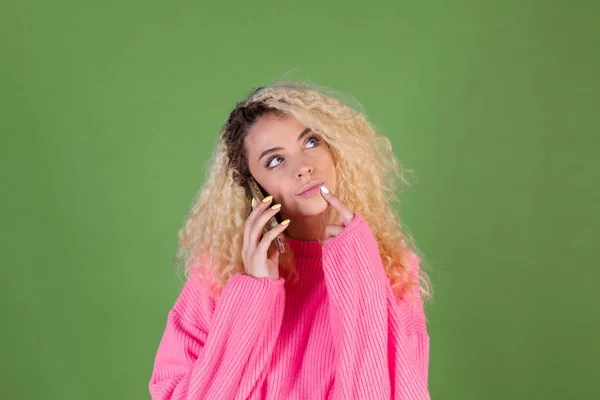 Jonge Blonde Vrouw Met Lang Krullend Haar Roze Trui Groene — Stockfoto