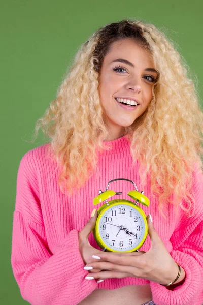 Jonge Blonde Vrouw Met Lang Krullend Haar Roze Trui Groene — Stockfoto