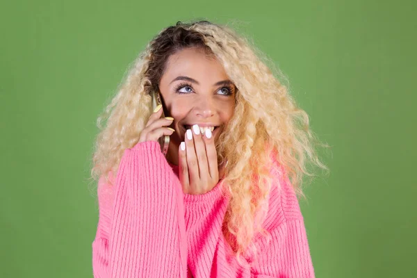 Vrouw Roze Trui Groene Achtergrond Met Mobiele Telefoon Roddels Vertelt — Stockfoto