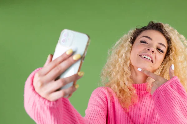 Donna Maglione Rosa Sfondo Verde Posa Cellulare Scattare Foto Selfie — Foto Stock