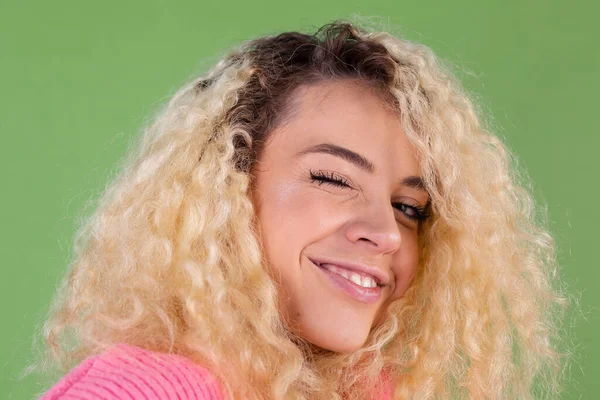 女性でピンクセーターで緑の背景閉じるポルノの幸せな笑顔点滅目 — ストック写真