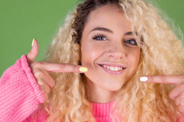 Yeşil Arka Planda Pembe Kazaklı Bir Kadın Yakın Planda Mutlu — Stok fotoğraf