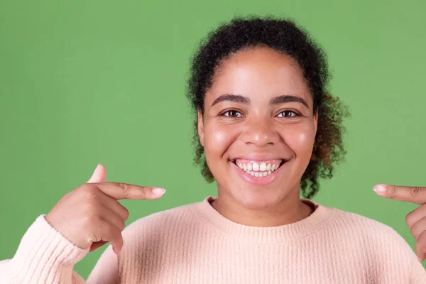 Yeşil Arka Planda Güzel Afro Amerikalı Kadın Gülümseyen Nokta Işaret — Stok fotoğraf