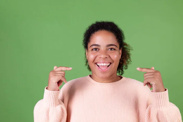 Yeşil Arka Planda Güzel Afro Amerikalı Kadın Gülümseyen Nokta Işaret — Stok fotoğraf
