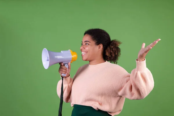 Yeşil Arka Planda Bağıran Güzel Afrikalı Amerikalı Kadın Megafonla Bağırıyor — Stok fotoğraf