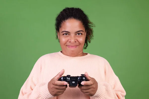 Mooie Afrikaanse Amerikaanse Vrouw Groene Achtergrond Gericht Spelen Video Games — Stockfoto