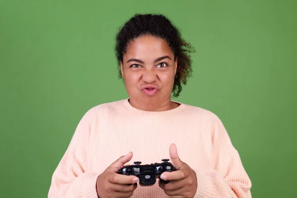Yeşil Arka Planda Güzel Afrikalı Amerikalı Kadın Video Oyunları Oynamaya — Stok fotoğraf
