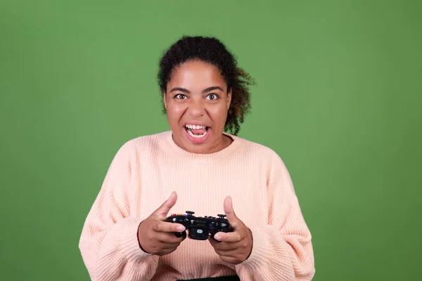 Mooie Afrikaanse Amerikaanse Vrouw Groene Achtergrond Gericht Spelen Video Games — Stockfoto