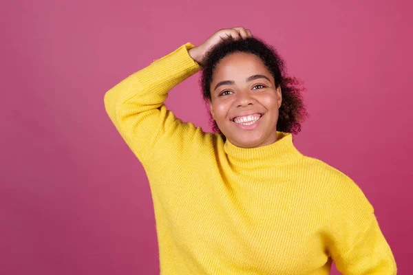 Krásná Africká Americká Žena Růžovém Pozadí Šťastný Úsměv Veselý Pozitivní — Stock fotografie