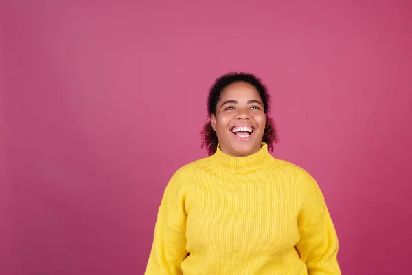 Güzel Afro Amerikan Kadın Pembe Arka Planda Mutlu Neşeli Pozitif — Stok fotoğraf