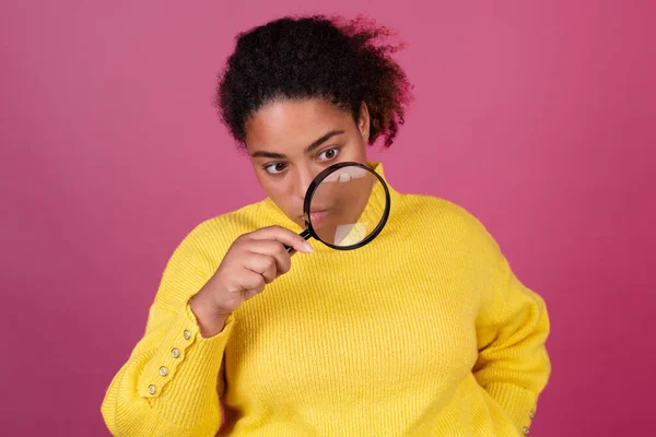 Schöne Afrikanisch Amerikanische Frau Auf Rosa Hintergrund Mit Lupe Suchen — Stockfoto