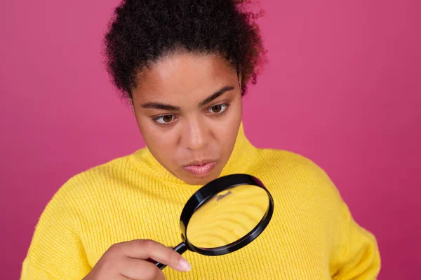 Bella Donna Afro Americana Sfondo Rosa Con Lente Ingrandimento Alla — Foto Stock