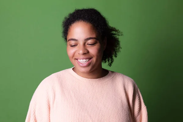Krásná Africká Americká Žena Zeleném Pozadí Šťastný Pozitivní Úsměv Smích — Stock fotografie