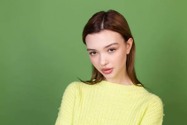 Mujer Joven Con Piel Natural Perfecta Limpia Maquillaje Marrón Labios —  Fotos de Stock