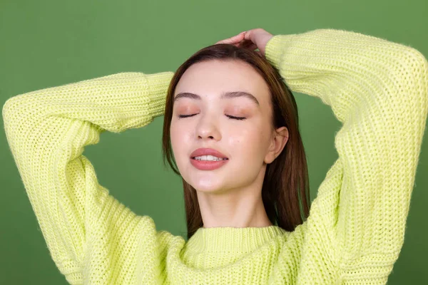 Temiz Doğal Bir Teni Makyajı Olan Genç Bir Kadın Yeşil — Stok fotoğraf