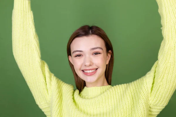 Temiz Doğal Bir Teni Makyajı Olan Genç Bir Kadın Yeşil — Stok fotoğraf