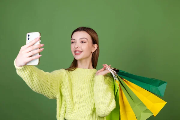 Mujer Joven Con Maquillaje Natural Perfecto Grandes Labios Marrones Sobre — Foto de Stock