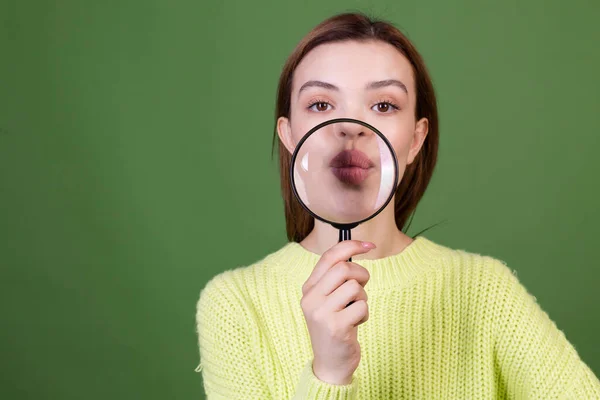 Mujer Joven Con Maquillaje Natural Perfecto Labios Grandes Marrones Suéter —  Fotos de Stock