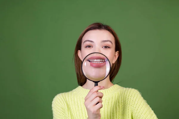 Νεαρή Γυναίκα Τέλειο Φυσικό Μακιγιάζ Καφέ Μεγάλα Χείλη Casual Πουλόβερ — Φωτογραφία Αρχείου