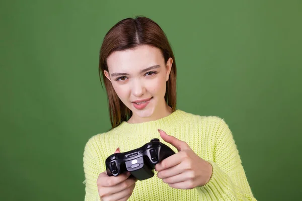 Mükemmel Makyajlı Kahverengi Iri Dudaklı Yeşil Arka Planda Kazaklı Video — Stok fotoğraf