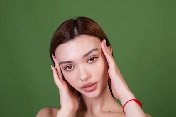 Jeune Femme Avec Maquillage Naturel Parfait Grandes Lèvres Brunes Robe — Photo