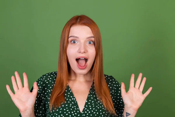 Young Red Hair Woman Green Background Shocked Amazed Surprised — Stock Photo, Image