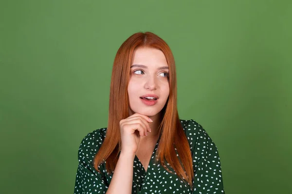 Young Red Hair Woman Green Background Thoughtful Questioning — Stock Photo, Image