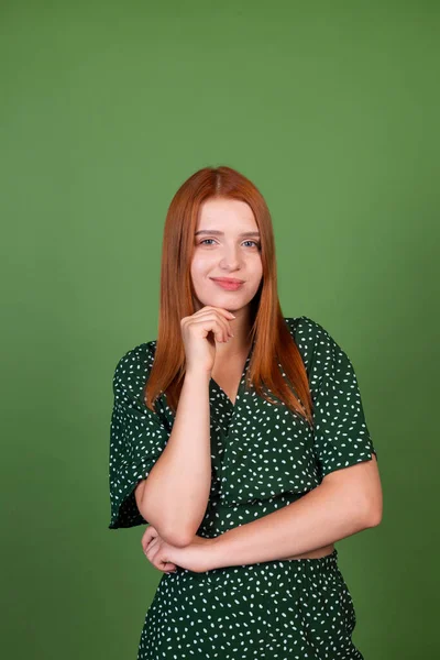Молодая Рыжая Женщина Зеленом Фоне Вдумчивый Вопрос — стоковое фото