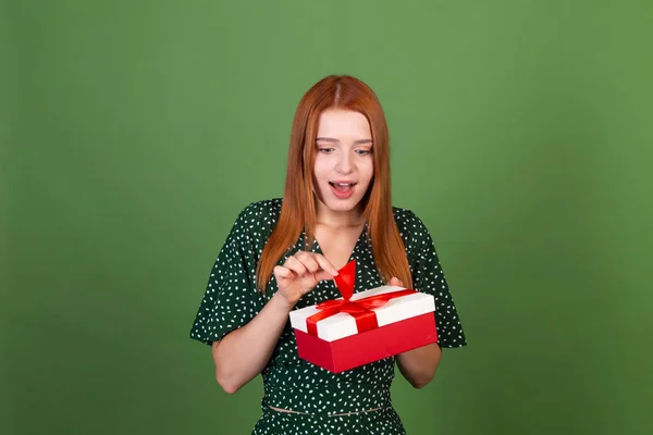 Fiatal Vörös Haj Zöld Háttér Ajándék Doboz Boldog Izgatott Meglepett — Stock Fotó
