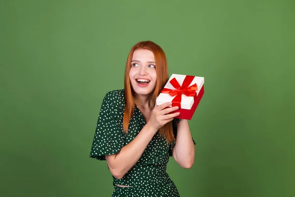 Fiatal Vörös Haj Zöld Háttér Ajándék Doboz Boldog Izgatott Meglepett — Stock Fotó