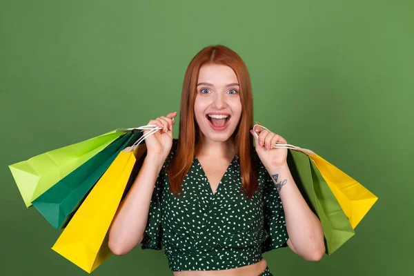 Joven Mujer Pelo Rojo Sobre Fondo Verde Con Bolsas Compras — Foto de Stock